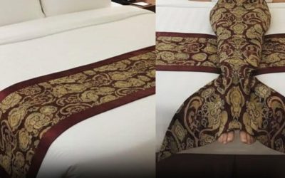 Adevăratul scop al acelei fâșii de material textil de pe paturile de hotel (nu este doar pentru aspect!)